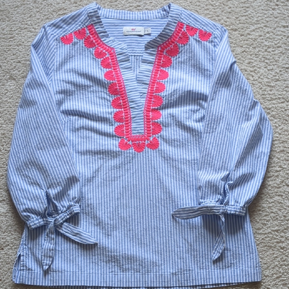 New Vineyard Vines Blue and Pink Embroidered Top Small